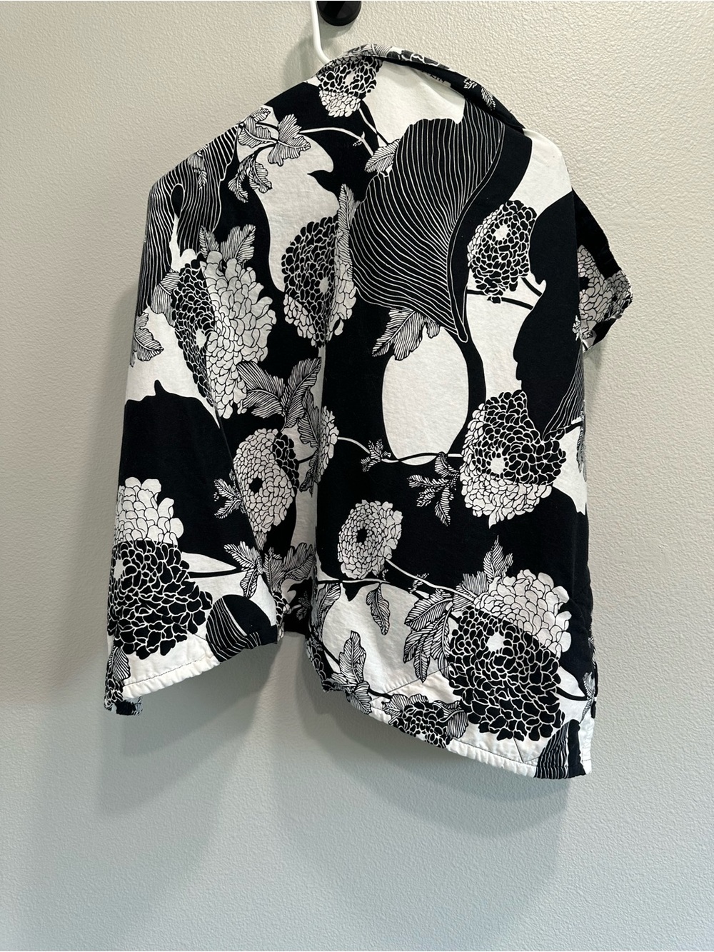 Bebe Au lait nursing cover,cotton,black and white floral